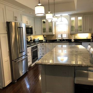 Chic Transitional Kitchen