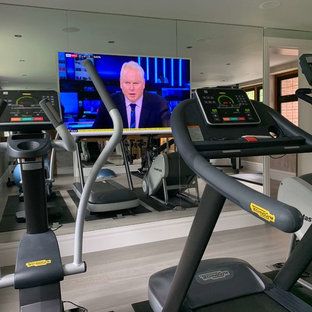 ハートフォードシャーの中サイズのコンテンポラリースタイルのおしゃれなトレーニングルーム (グレーの壁、塗装フローリング、ベージュの床) の写真