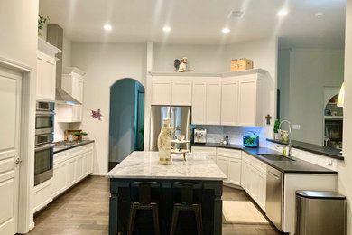Transitional kitchen photo in Houston