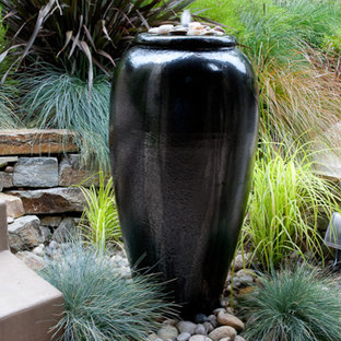 Kleines, Halbschattiges Eklektisches Garten im Innenhof im Frühling mit Gartenmauer in San Francisco