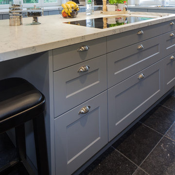 Klassische XXL-Wohnküche in zurückhaltendem Grau