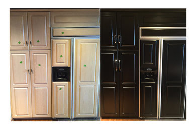 Offene, Geräumige Klassische Küche in U-Form mit Unterbauwaschbecken, profilierten Schrankfronten, schwarzen Schränken, Granit-Arbeitsplatte, Küchengeräten aus Edelstahl, braunem Holzboden und Kücheninsel in Raleigh