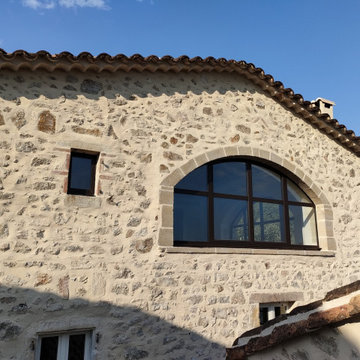 Façade en pierre et baie cintrée