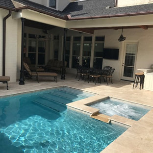 Idéer för en liten klassisk gårdsplan med pool, med naturstensplattor