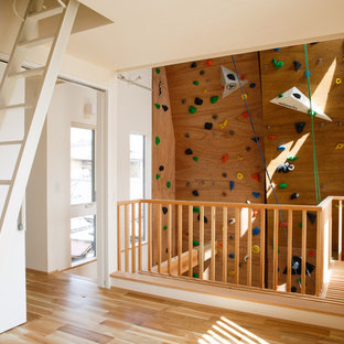 京都のモダンスタイルのおしゃれなクライミングウォール (茶色い壁、無垢フローリング、茶色い床) の写真
