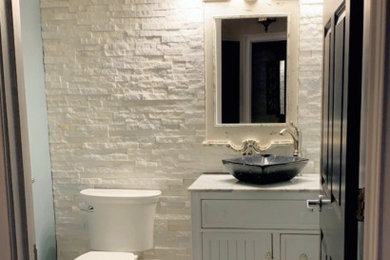 アトランタにあるトラディショナルスタイルのおしゃれなトイレ・洗面所の写真