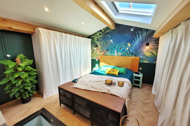 Aménagement d'une chambre parentale contemporaine de taille moyenne avec un mur vert et parquet clair.