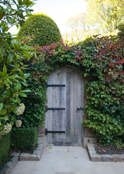 Traditional Garden by Barnes Walker Ltd - Landscape Architects