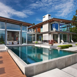 シアトルの巨大な長方形コンテンポラリースタイルのおしゃれなプール (コンクリート板舗装	) の写真