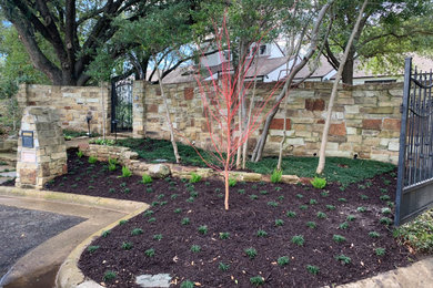 Inspiration for an asian drought-tolerant and shade front yard river rock and stone fence flower bed in Dallas for summer.