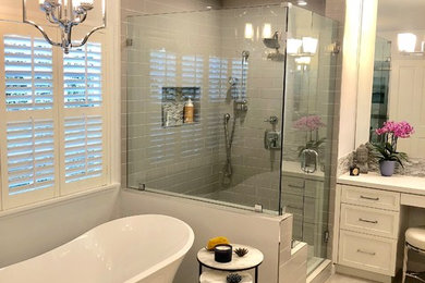 Transitional bathroom photo in Los Angeles