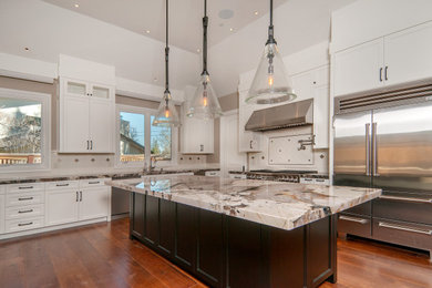 Kitchen - traditional kitchen idea in San Francisco