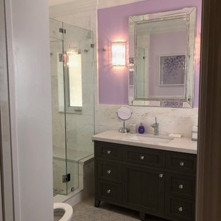 Idee per una stanza da bagno minimalista con ante in stile shaker, ante grigie, vasca sottopiano, doccia aperta, WC monopezzo, piastrelle bianche, piastrelle di marmo, pareti viola, pavimento con piastrelle in ceramica, lavabo sottopiano, top in quarzo composito, pavimento grigio, porta doccia a battente e top bianco