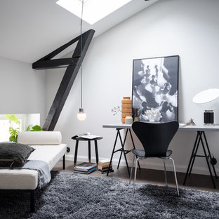 Inspiration för skandinaviska arbetsrum, med vita väggar, mörkt trägolv och brunt golv