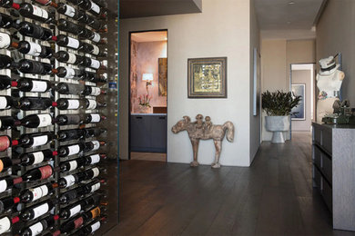 Cette photo montre une grande cave à vin tendance avec des casiers.