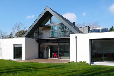This is an example of a modern exterior in Nantes.