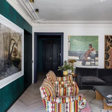 Le salon d'un appartement familial haussmannien qui joue avec les transparences