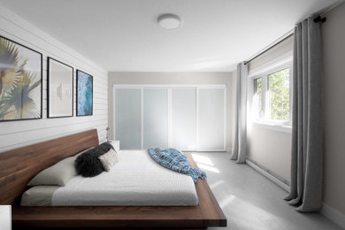 モントリオールにある広いトロピカルスタイルのおしゃれな主寝室 (白い壁、淡色無垢フローリング、暖炉なし、白い床、塗装板張りの壁) のレイアウト
