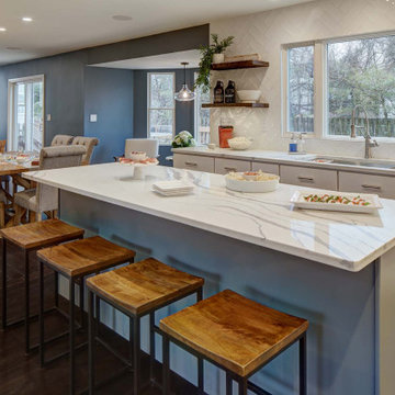 Guest-ready kitchen, lounge & bar