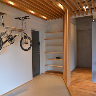 東京都下の片開きドアインダストリアルスタイルのおしゃれなマッドルーム (白い壁、グレーのドア、ベージュの床) の写真