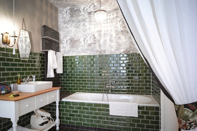 Mittelgroßes Shabby-Chic Badezimmer mit Einbaubadewanne, grünen Fliesen, Keramikfliesen, Waschtisch aus Holz, Einzelwaschbecken und freistehendem Waschtisch in Berlin