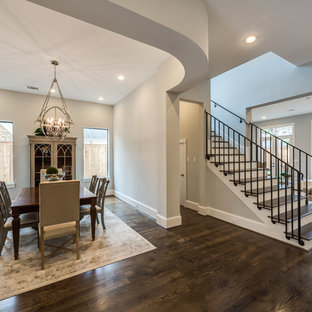 ヒューストンの広いトランジショナルスタイルのLDKの画像 (グレーの壁、無垢フローリング、暖炉なし)