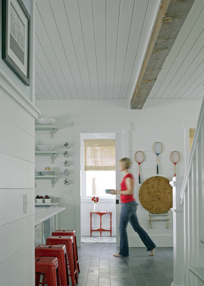 Beach Style Hall by Rethink Design Studio