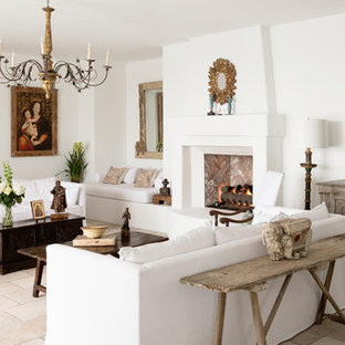 Großes, Repräsentatives, Fernseherloses, Abgetrenntes Mediterranes Wohnzimmer mit weißer Wandfarbe, Kalkstein, Kamin und verputztem Kaminsims in Houston