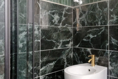 Esempio di una piccola e stretta e lunga stanza da bagno con doccia moderna con piastrelle verdi, piastrelle di marmo e pareti verdi
