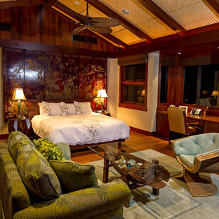 Esempio di una grande camera matrimoniale etnica con pareti beige e pavimento in bambù