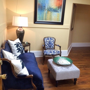 Esempio di un piccolo soggiorno bohémian chiuso con pareti gialle e pavimento in legno massello medio