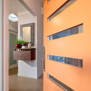 サンフランシスコの片開きドアミッドセンチュリースタイルのおしゃれな玄関ドア (コンクリートの床、オレンジのドア) の写真