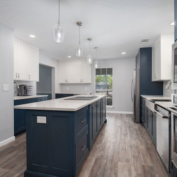 Transitional Kitchen Remodel Done in Two-Tone Color Cabinets