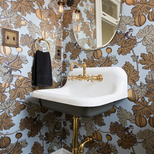 Idee per un bagno di servizio vittoriano con pareti multicolore, pavimento con piastrelle a mosaico, lavabo sospeso e pavimento nero