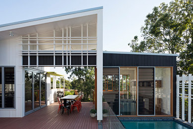 This is an example of a modern deck in Brisbane.