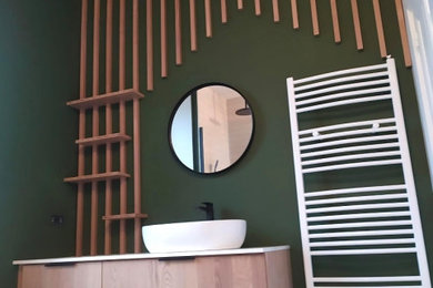 Cette image montre une petite salle de bain principale nordique en bois clair avec une douche ouverte, un carrelage blanc, un mur vert, un lavabo posé, un plan de toilette en stratifié, un sol multicolore, aucune cabine, un plan de toilette blanc, meuble simple vasque, meuble-lavabo suspendu, un plafond en lambris de bois et du lambris de bois.