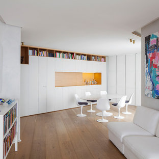 カターニア／パルレモの中サイズのコンテンポラリースタイルのLDKの画像 (白い壁、無垢フローリング、茶色い床)