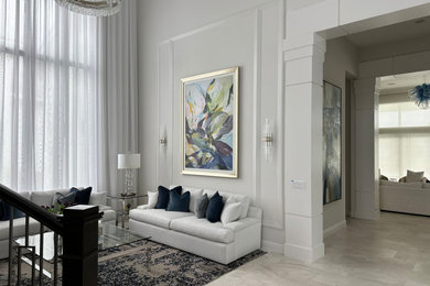 Пример оригинального дизайна: гостиная комната в стиле неоклассика (современная классика) с мраморным полом