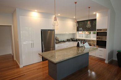 Design ideas for a mid-sized modern kitchen in Sydney.