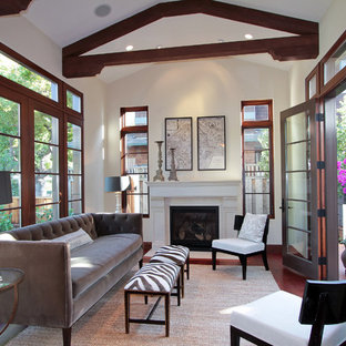 Ejemplo de salón para visitas cerrado, mediterráneo, pequeño, sin televisor, con paredes blancas y chimenea tradicional