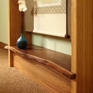 Fernseherloses, Mittelgroßes Asiatisches Wohnzimmer ohne Kamin mit grüner Wandfarbe und Teppichboden in Chicago