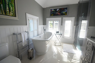 ウィルトシャーにある中くらいなコンテンポラリースタイルのおしゃれな浴室の写真
