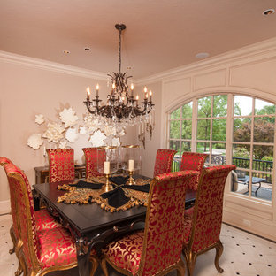 オクラホマシティの広いトラディショナルスタイルのLDKの画像 (ベージュの壁、セラミックタイルの床)