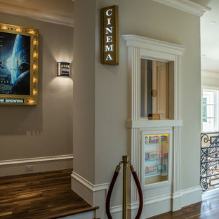 Exemple d'une salle de cinéma chic avec un sol en bois brun.
