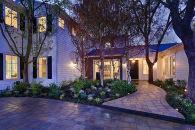 Design ideas for an expansive traditional home design in Los Angeles.