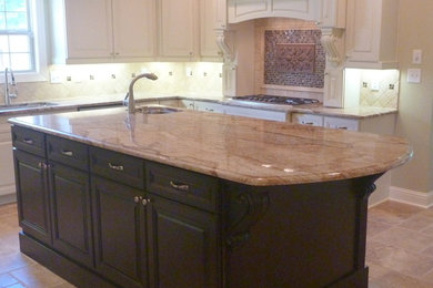 Kitchen - traditional kitchen idea in Atlanta