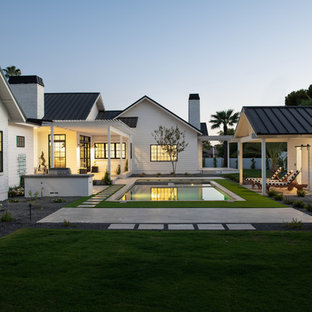 フェニックスの中サイズの長方形カントリー風おしゃれなプールの写真