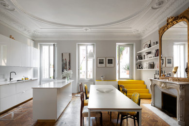 This is an example of a traditional dining room in Marseille.