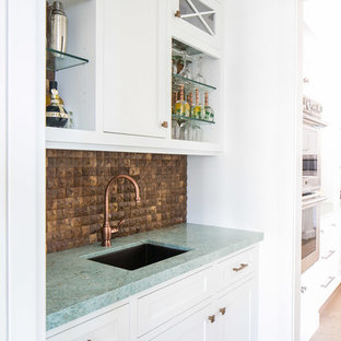 オレンジカウンティの小さいトロピカルスタイルのおしゃれなウェットバー (アンダーカウンターシンク、シェーカースタイル扉のキャビネット、白いキャビネット、珪岩カウンター、茶色いキッチンパネル、無垢フローリング、茶色い床、ターコイズのキッチンカウンター) の写真