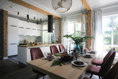 Пример оригинального дизайна: кухня-столовая среднего размера в современном стиле с серыми стенами, полом из керамогранита, коричневым полом, деревянным потолком и деревянными стенами
